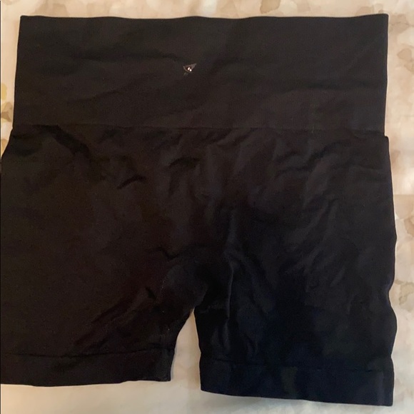 2 pairs of spandex shorts - Picture 5 of 5